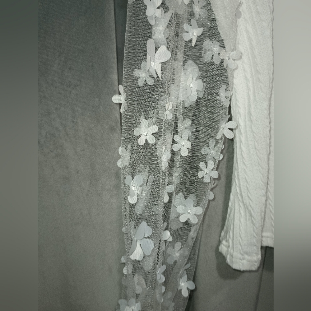 Sweater/Blouse - Picture 2 of 6